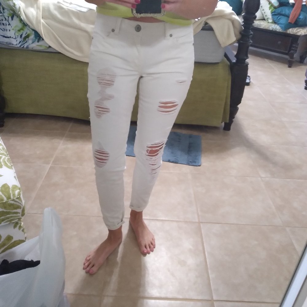 NWOT CREAM COLORED DISTRESSED JEANS